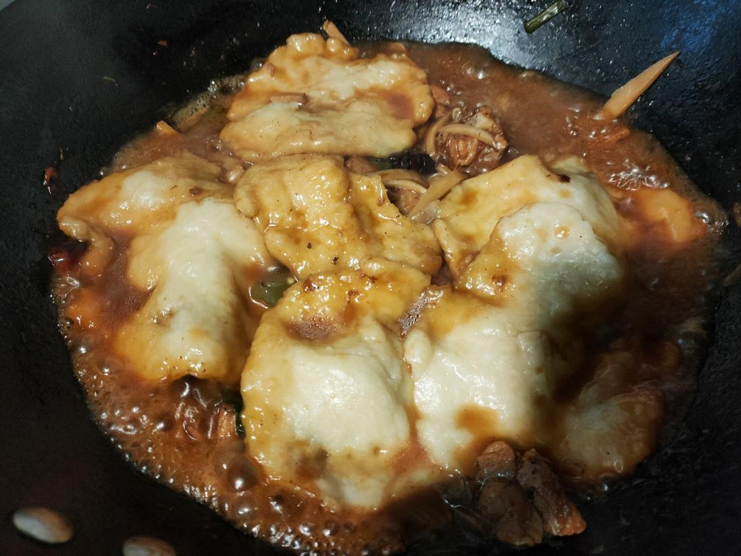 居家铁锅炖，鸡腿杏鲍菇贴饼子