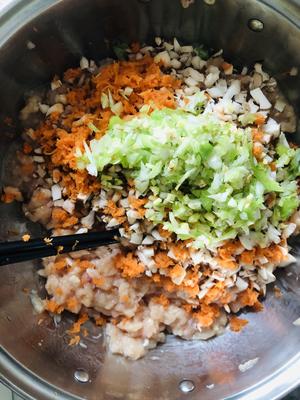 【家庭版】简单易上手的鸡肉香菇水饺🥟的做法 步骤1