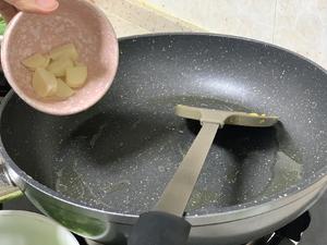 (让鸡蛋蓬松的小技巧) 青椒炒鸡蛋的做法 步骤7