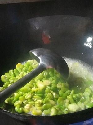韭菜炒蚕豆的做法 步骤3