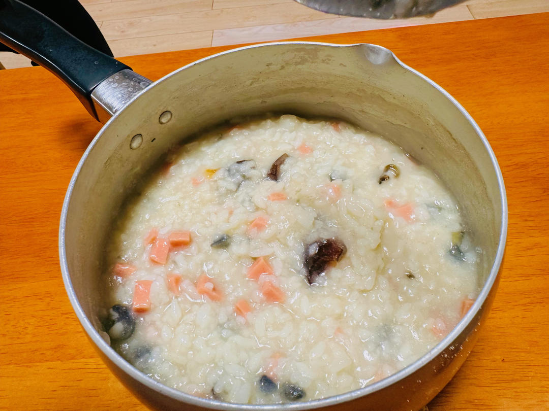 用剩米饭煮一锅接地气的  皮蛋瘦肉粥吧