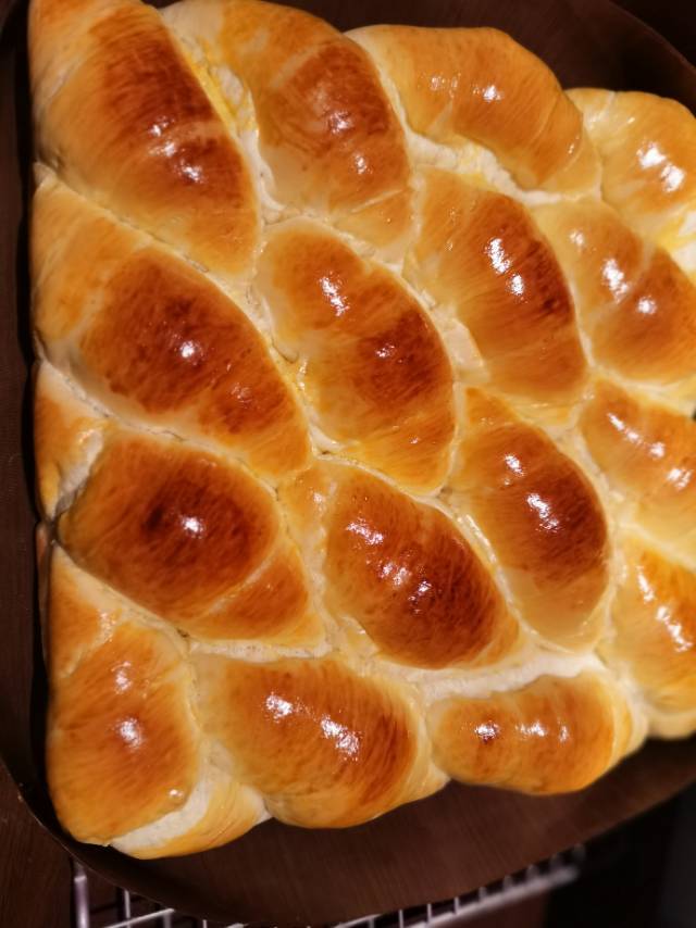 又香又软又拉丝，咬一口奶香十足！超治愈的淡奶油波兰种小餐包