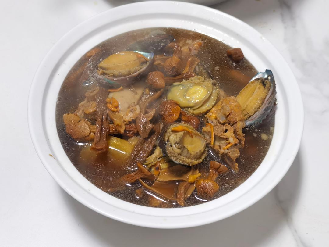补肾补脑老少咸宜——松茸羊肚菌鲍鱼排骨汤