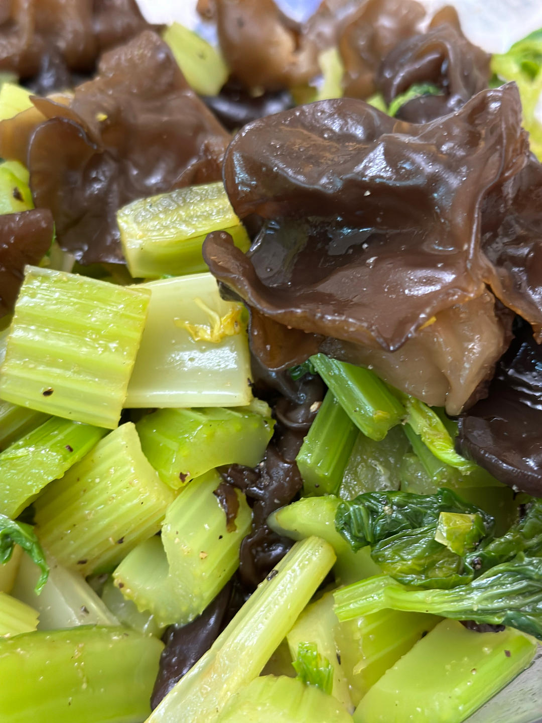 凉拌芹菜花生米胡萝卜