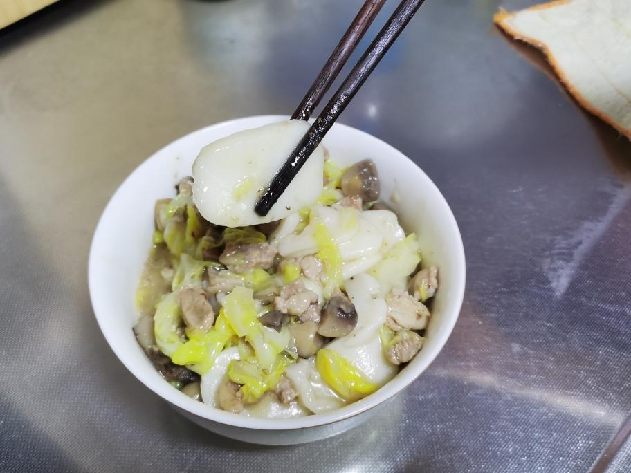 卷心菜肉丝炒年糕的做法