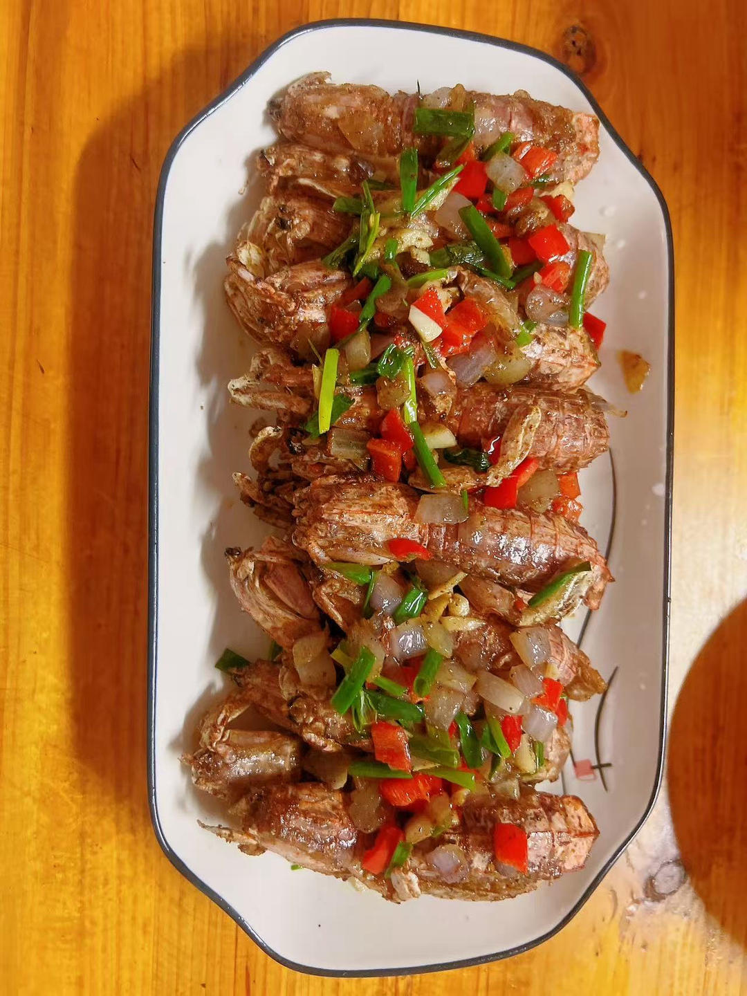 无油炸版的椒盐皮皮虾和巧拨虾壳的方法