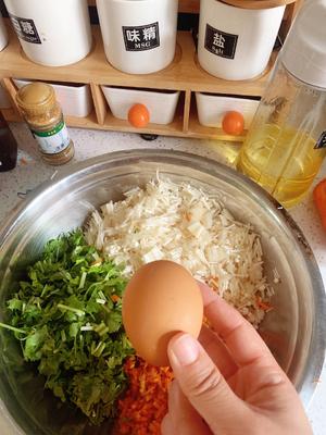 胡萝卜金针菇炸丸子（不爱吃蔬菜的赶快来试）的做法 步骤2