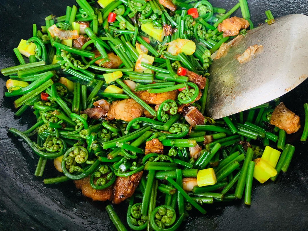 五花肉炒蕨菜