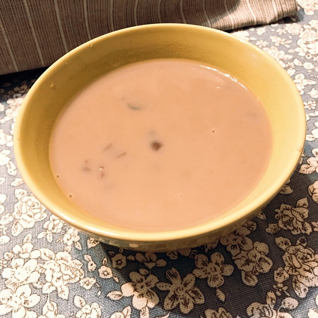 红枣红豆薏仁牛奶粥