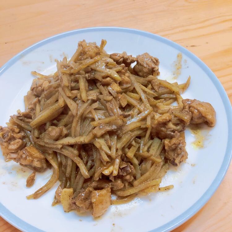 使用咖喱粉的土豆鸡肉