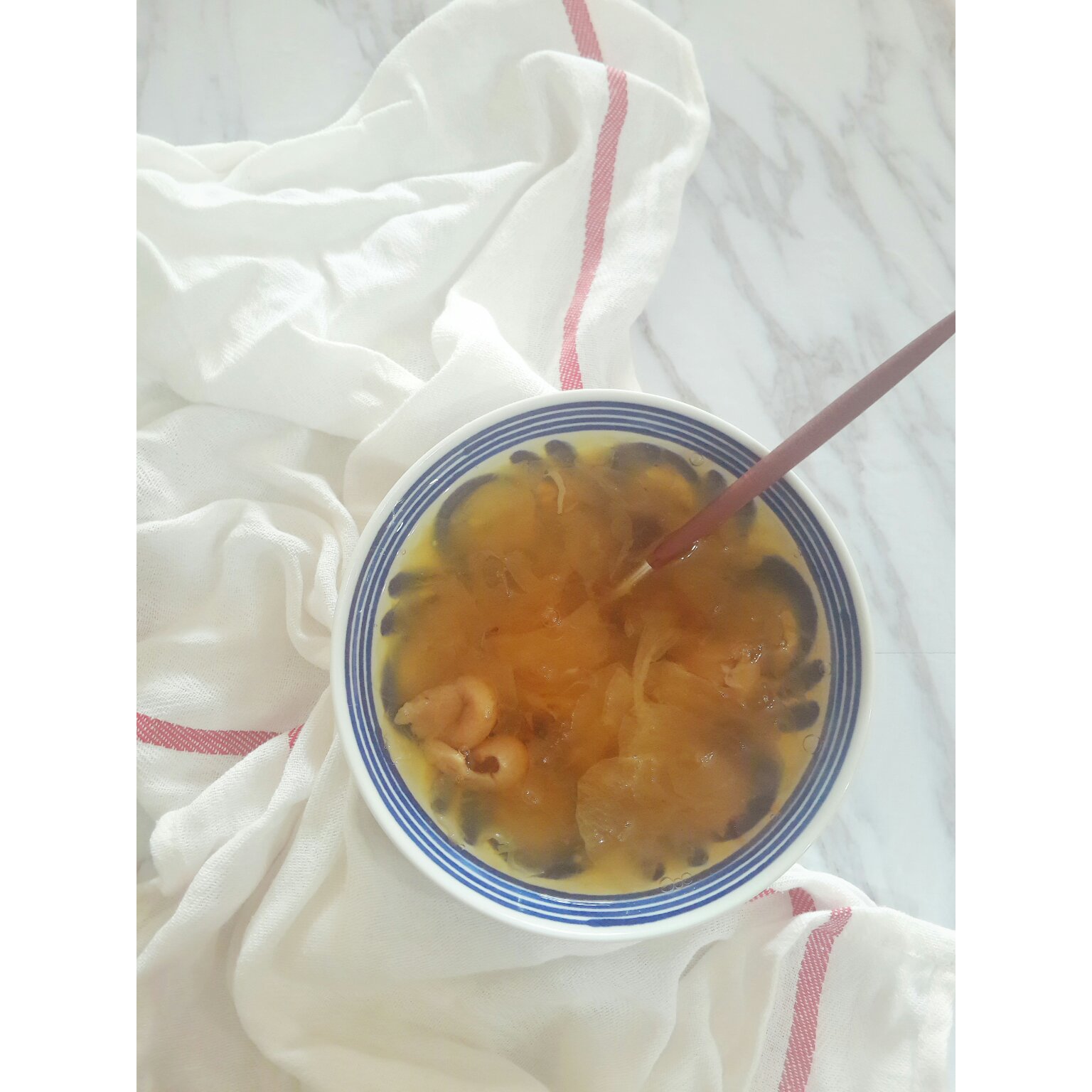 桃胶黄金银耳红枣莲子羹