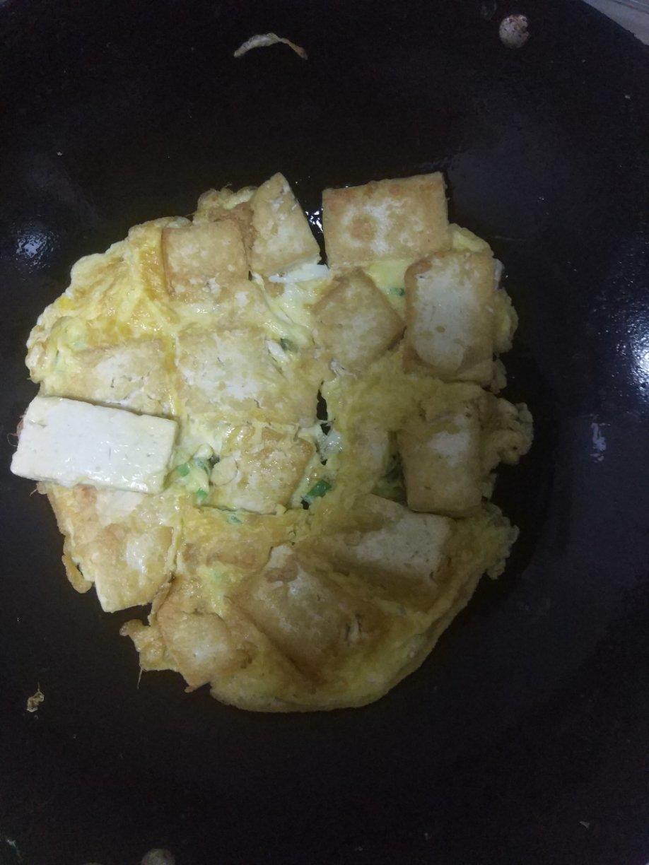 厨师长教你：“豆腐煎鸡蛋”的家常做法，营养丰富很适合老人孩子