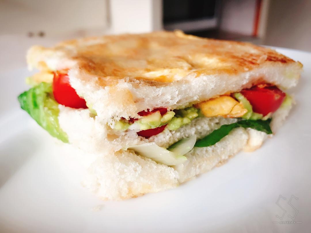 牛油果鸡蛋三明治