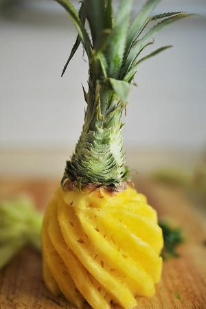 菠萝莴笋炒腊肠的做法 步骤1