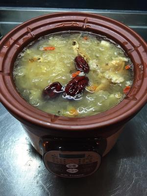 龙眼桃胶百合炖银耳红枣汤的做法 步骤2