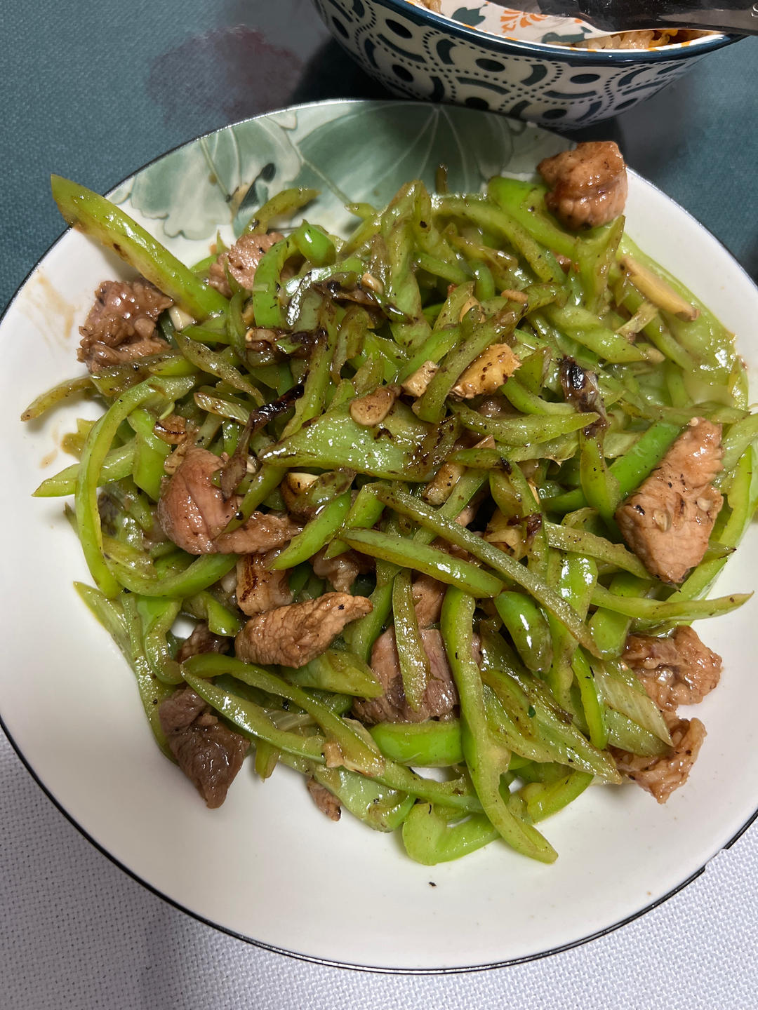 经典的家常菜，青椒炒肉丝，简单的食材也能做出如此美味
