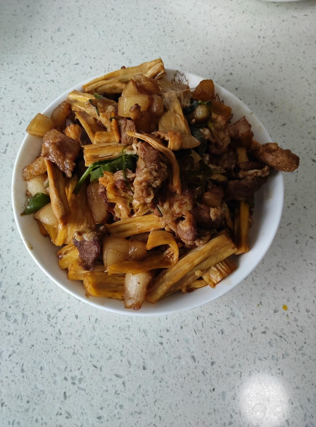 巨好吃的腐竹焖五花肉