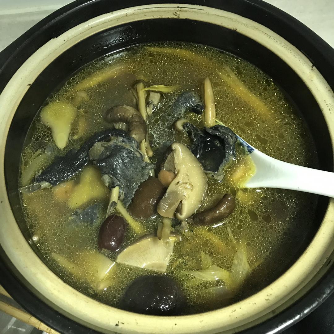 枸杞红枣乌鸡汤