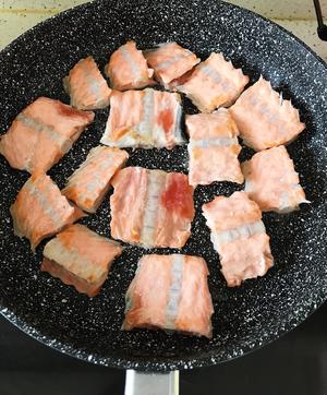 香煎三文鱼排的做法 步骤2