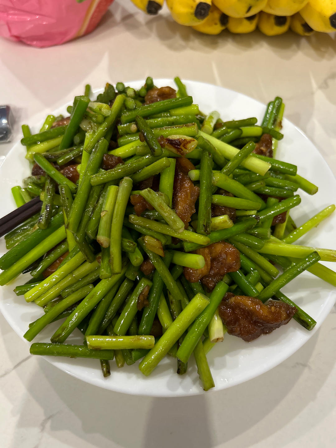 不爱吃鸡肉也会喜欢的：蒜薹炒鸡胸肉