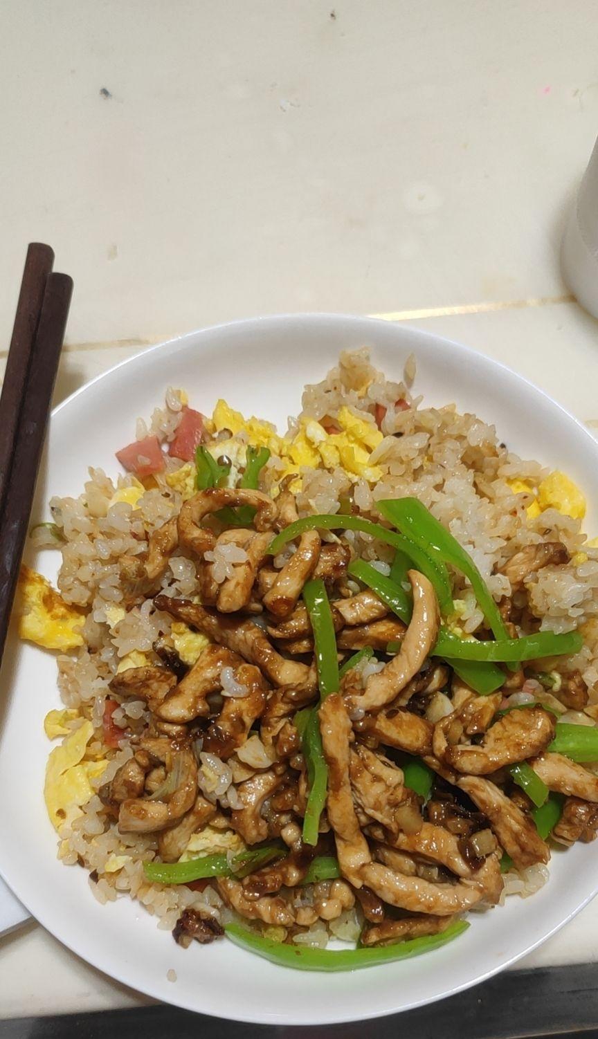 巨下饭的尖椒肉丝好吃得一碗接一碗