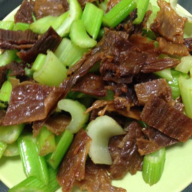 芹菜炒牛肉的做法 步骤1