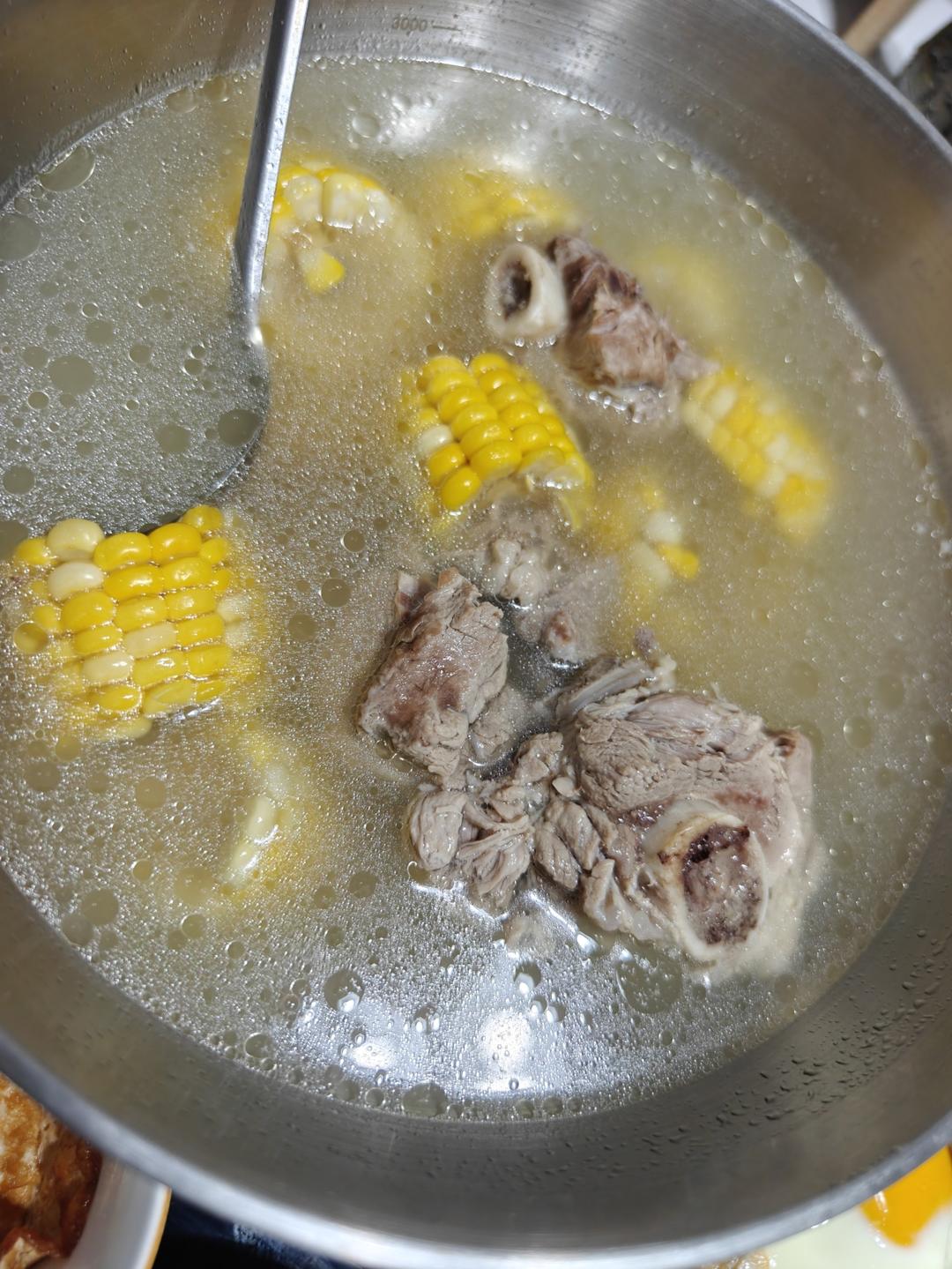 筒骨玉米萝卜汤