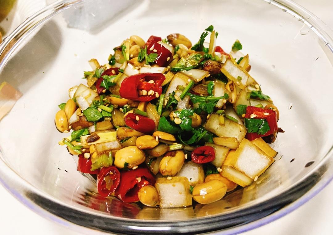 洋葱老醋花生拌青红椒 酸甜可口开胃下酒菜 花生酥脆秘诀超详细