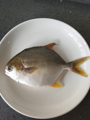 迷迭香烤金鲳鱼
      