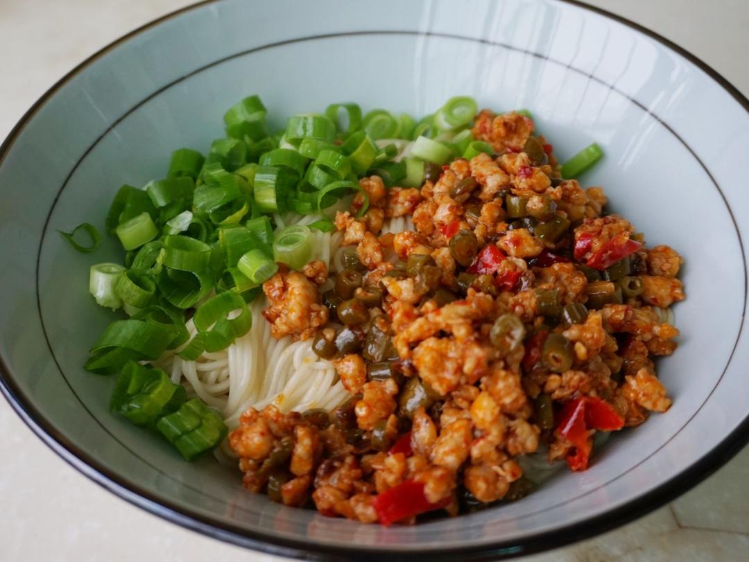 酸豆角肉末拌面