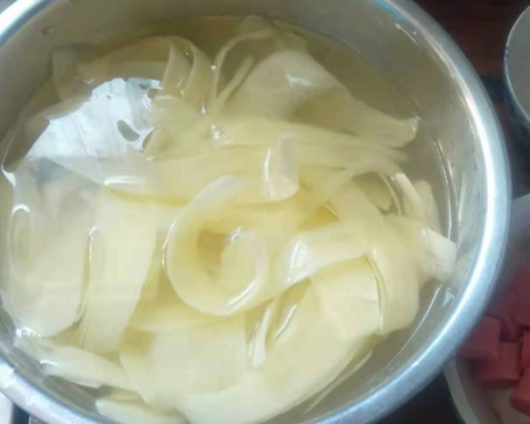 零基础土豆片卷火腿肠的做法 步骤1