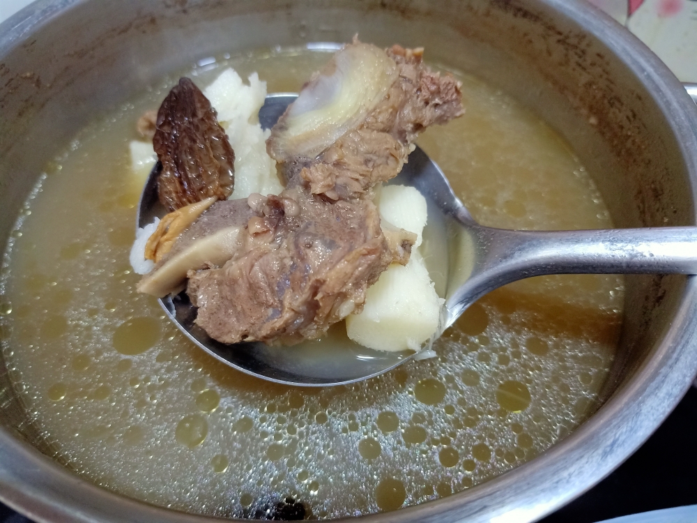 羊肚菌淮山瑶柱炖猪骨汤的做法