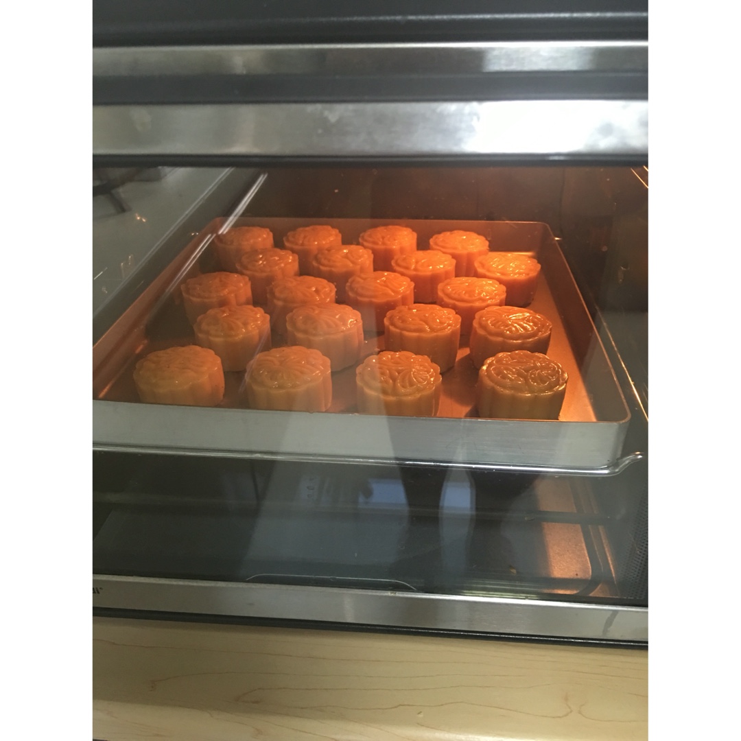 广式月饼－－蛋黄豆沙月饼