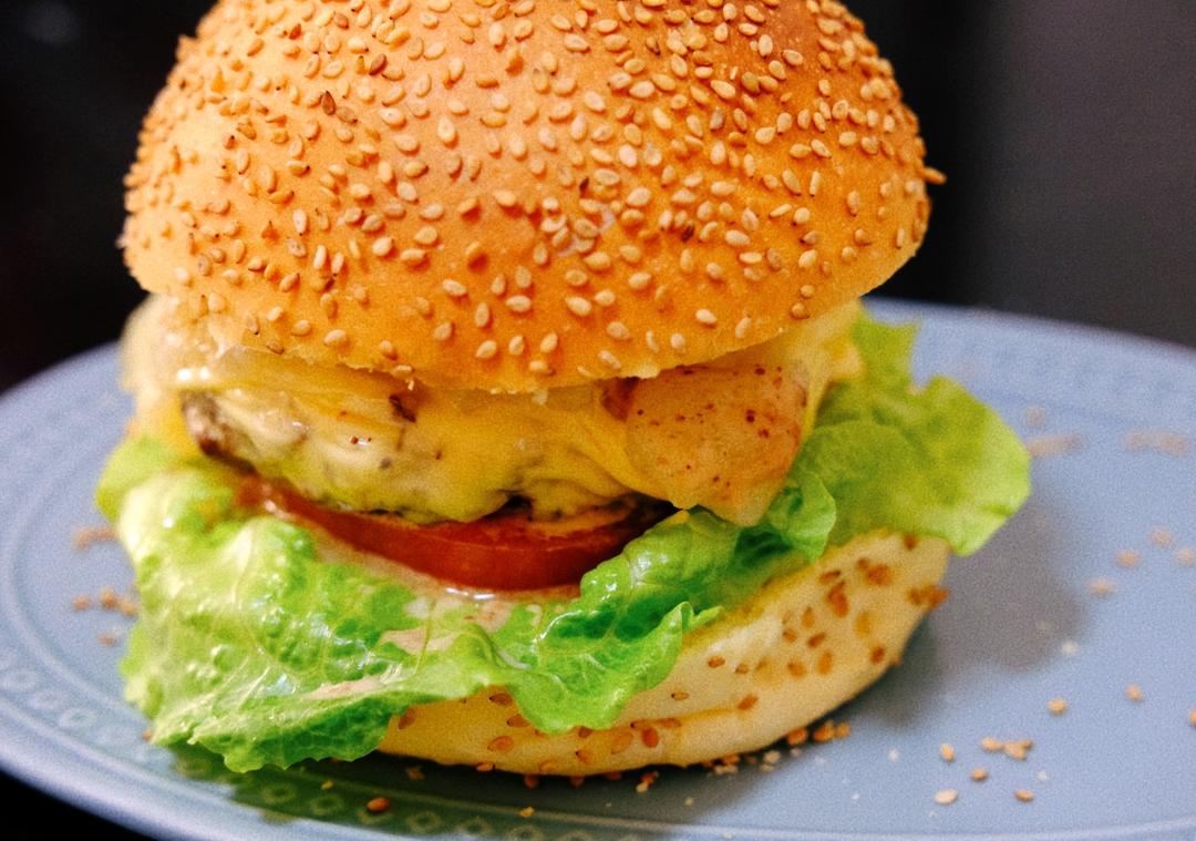 鲜嫩多汁的牛肉汉堡