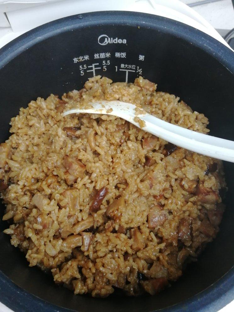 【香菇腊肠焖饭】