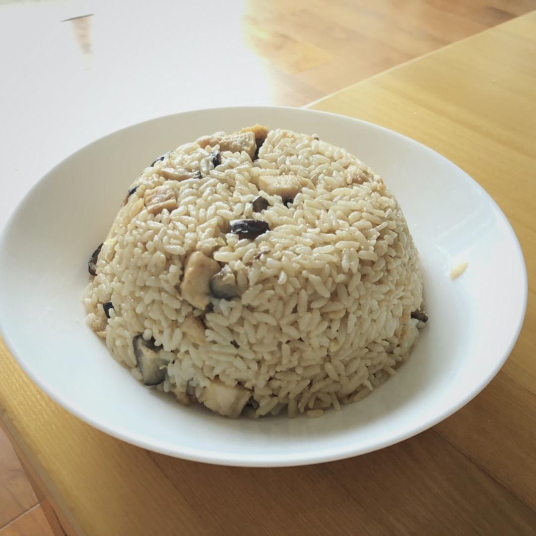 【香菇鸡肉焖饭】