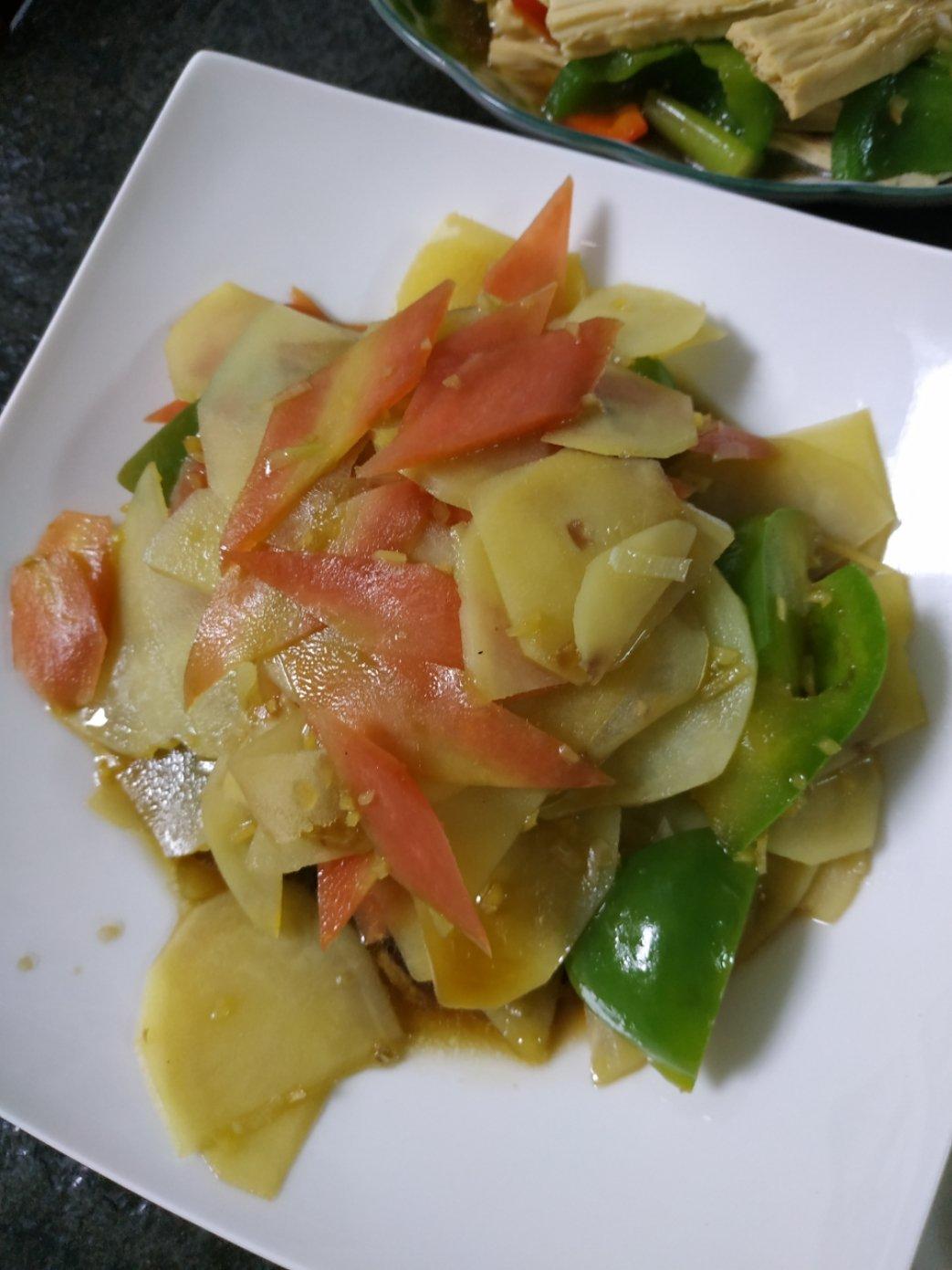 青椒番茄土豆片