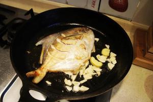 梅酱红焖鲳鱼的做法 步骤4