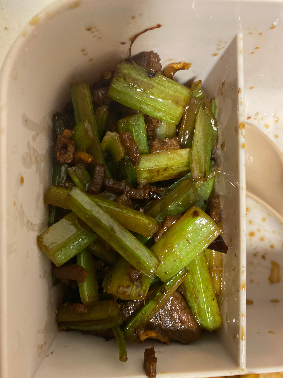 牛肉炒芹菜(不老不柴嫩滑多汁)