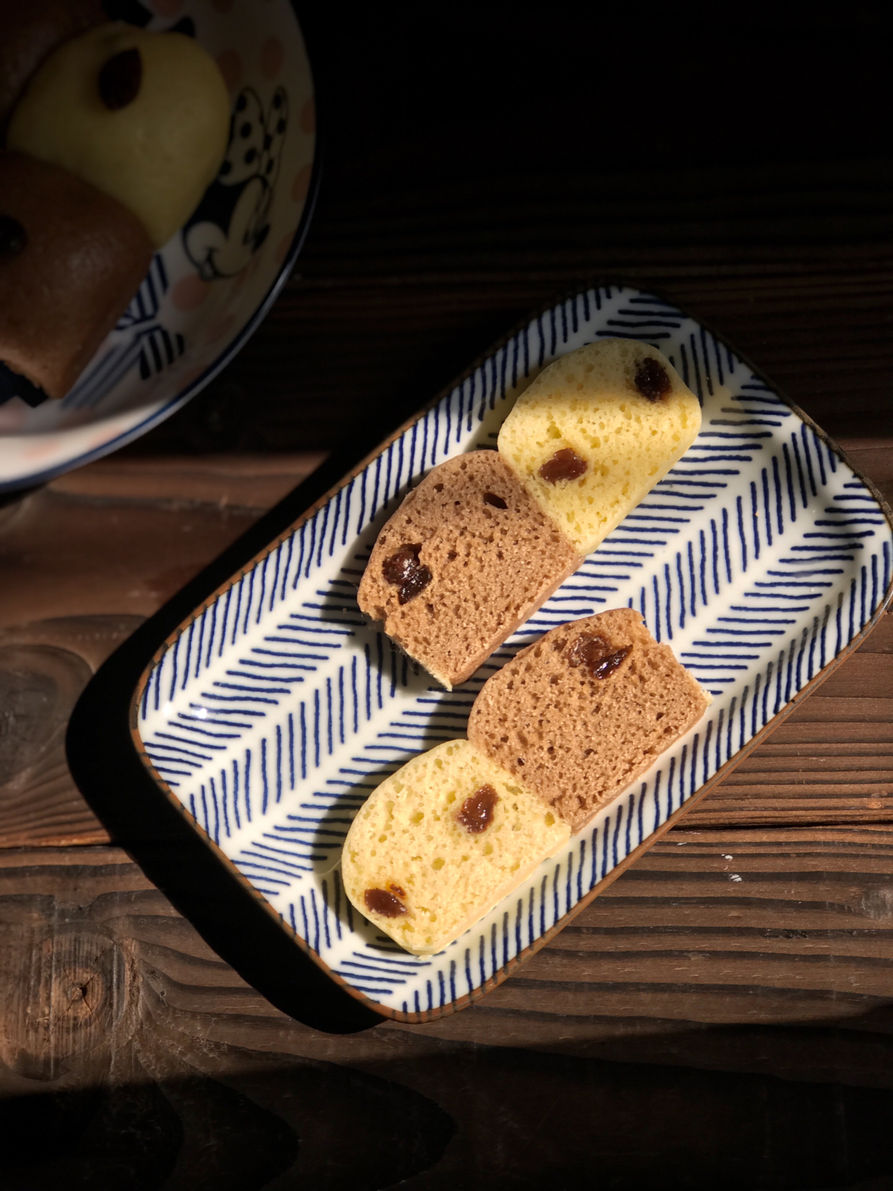 葡萄干双色玉米面发糕－松软清甜不输面包的做法