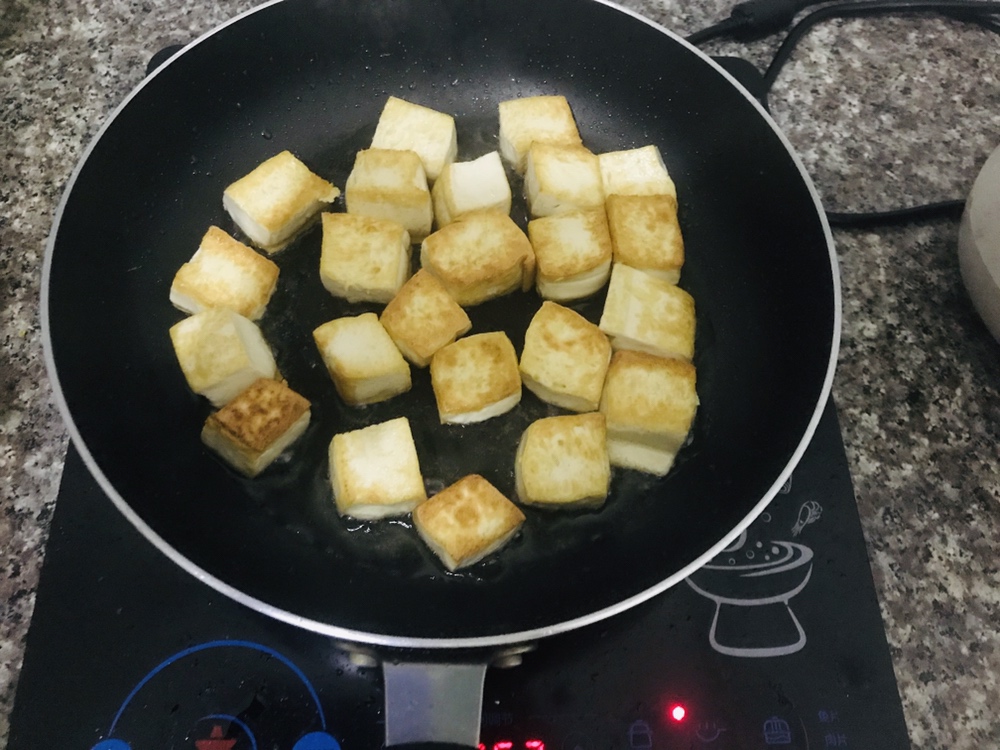 红烧豆腐（不用豆瓣酱也超好吃）的做法 步骤1