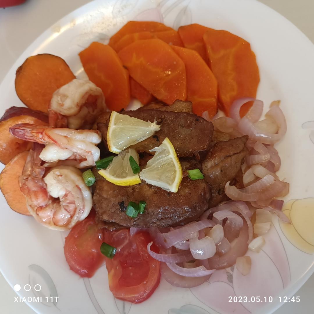 烤五花肉🥩这个夏天除了西瓜🍉当然还有烧烤🥓拥有烤箱的快乐🍺