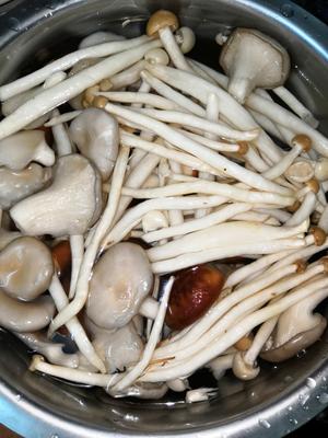 排骨菌菇汤的做法 步骤2