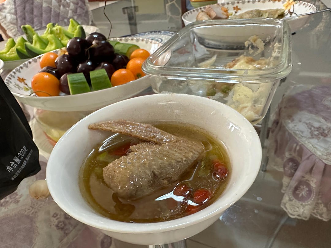 清炖鸽子汤（汤鲜肉嫩）