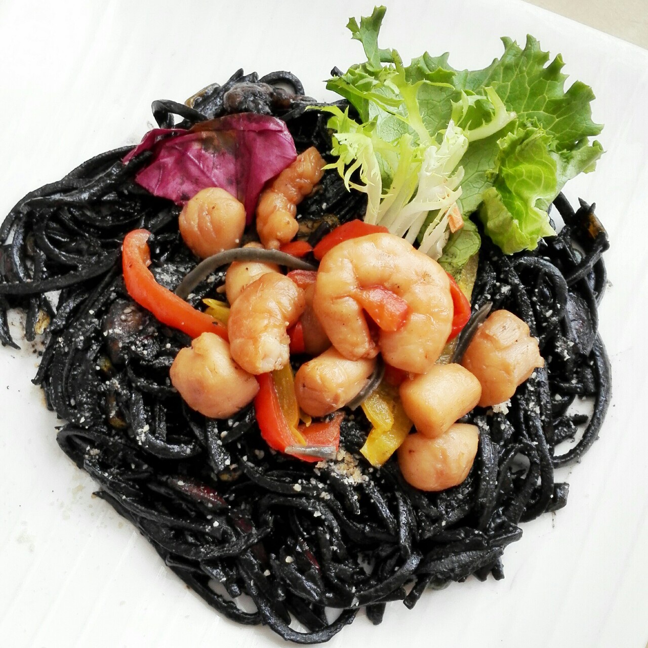 海鲜墨鱼汁面