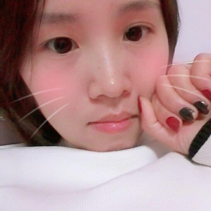 抱着鱼睡觉的猫