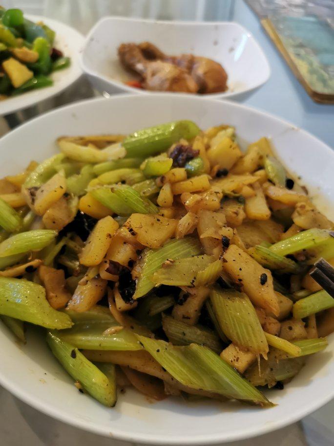 芹菜炒肉