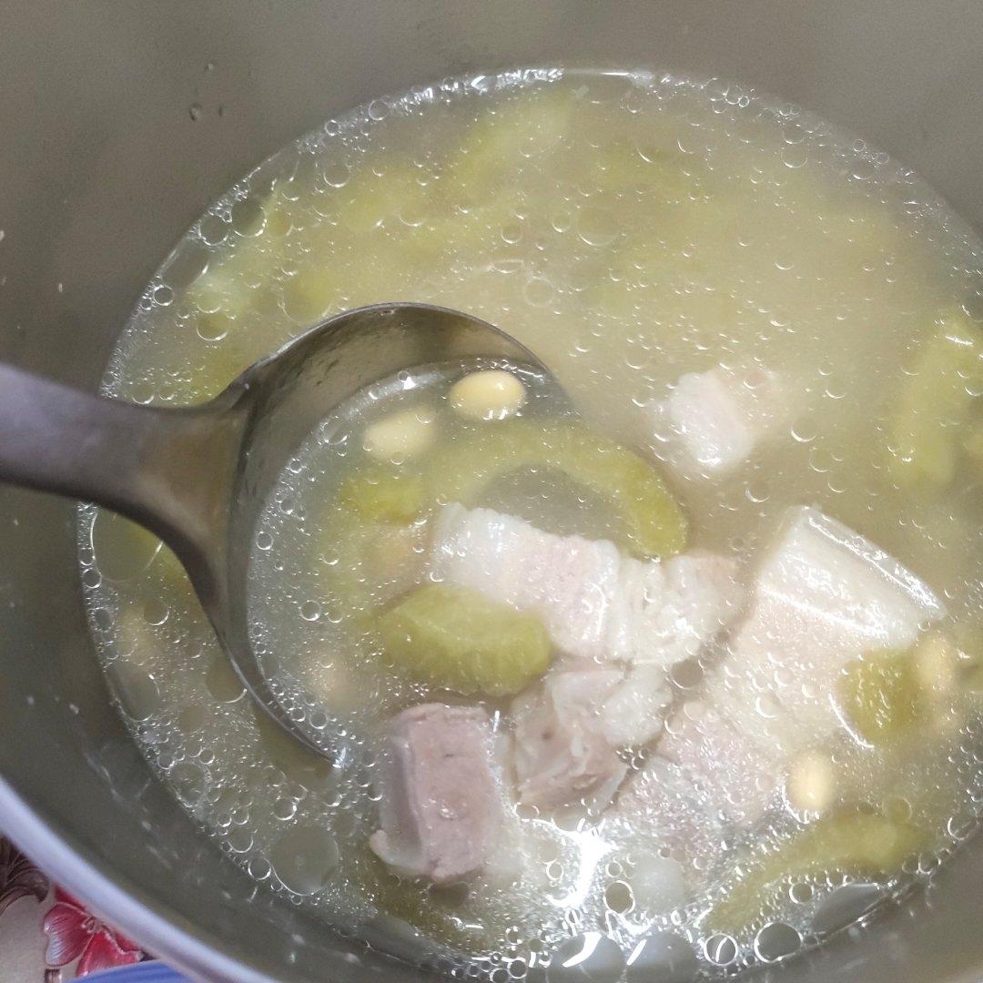 猪骨黄豆苦瓜汤
