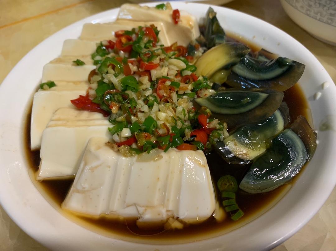 双椒拌皮蛋豆腐