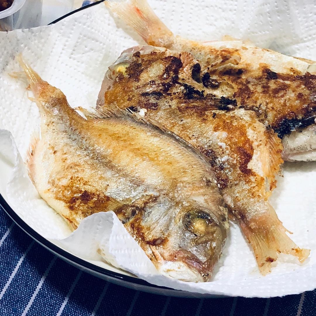 贫穷女孩大可砸做的图解"煎鱼~入味又不破皮"的简单方法